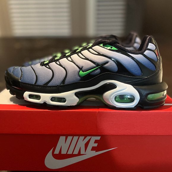 NIKE AIR MAX PLUS (size: 9.5)